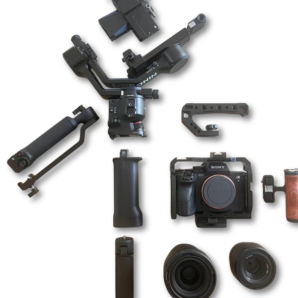 Stabilisateur de caméra DJI RS 5 avec ses accessoires, utilisé pour des plans fluides en vidéo de mariage